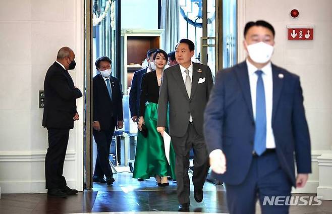 [서울=뉴시스] 대통령실이 3일 윤석열 대통령과 부인 김건희 여사의 나토(NATO·북대서양조약기구) 정상회의 순방 사진을 추가 공개했다. 사진은 윤석열 대통령과 김건희 여사가 지난달 30일(현지시간) 스페인 마드리드 한 호텔에서 열린 스페인 동포 초청 만찬 간담회에 참석하는 모습. (사진=대통령실 제공) 2022.07.03. photo@newsis.com