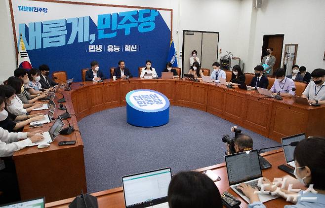 더불어민주당 우상호 비상대책위원장이 6일 서울 여의도 국회에서 비공개 당무위원회를 마친 후 기자간담회를 하고 있다. 윤창원 기자