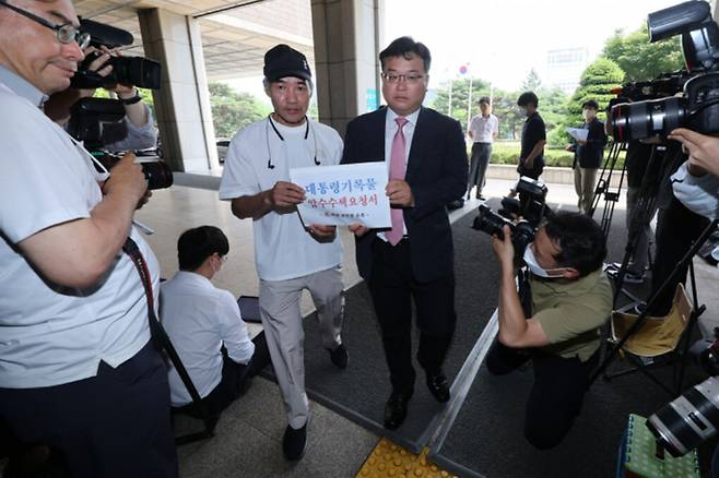 2020년 9월 북한군에 피살된 해양수산부 서해어업관리단 소속 공무원 이대준씨의 형 이래진(왼쪽)씨가 지난 5일 오후 서초구 서울중앙지검 앞에서 대통령기록물 압수수색 요청서를 제출하기 위해 민원실로 향하고 있다. 연합뉴스