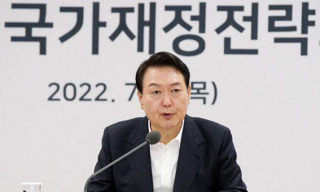 윤석열 대통령이 7일 충북 청주 서원구 충북대에서 열린 국가재정전략회의를 주쟁하면서 발언하고 있다. 청주=뉴시스