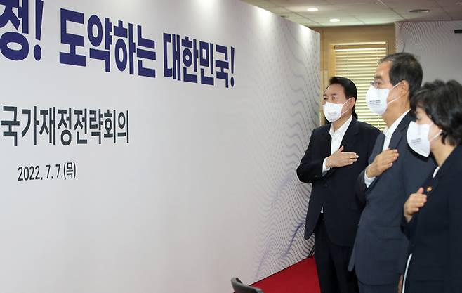 윤석열 대통령이 7일 충북 청주 충북대학교에서 열린 국가재정전략회의에 앞서 한덕수 국무총리, 박순애 사회부총리 겸 교육부 장관 등 참석자들과 국기에 대한 경례를 하고 있다.     대통령실사진기자단