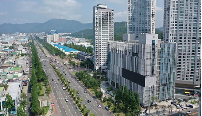 경남 창원시 의창구 팔용동에 위치한 창원문화복합타운(창원SM타운) 전경. 2020년 완공됐으나, 창원시와 SM엔터 측의 갈등으로 개관이 미뤄지고 있다.ⓒ연합뉴스