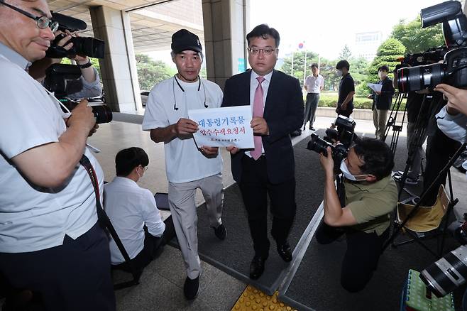 2020년 9월 북한군에 피살된 해양수산부 서해어업관리단 소속 공무원 고(故) 이대준씨의 형 이래진씨가 5일 오후 서울 서초구 중앙지검 앞에서 검찰에 대통령기록물 압수수색 요청서를 제출하기 위해 민원실로 향하고 있다. 오른쪽은 유족 측 김기윤 변호사 ⓒ연합뉴스