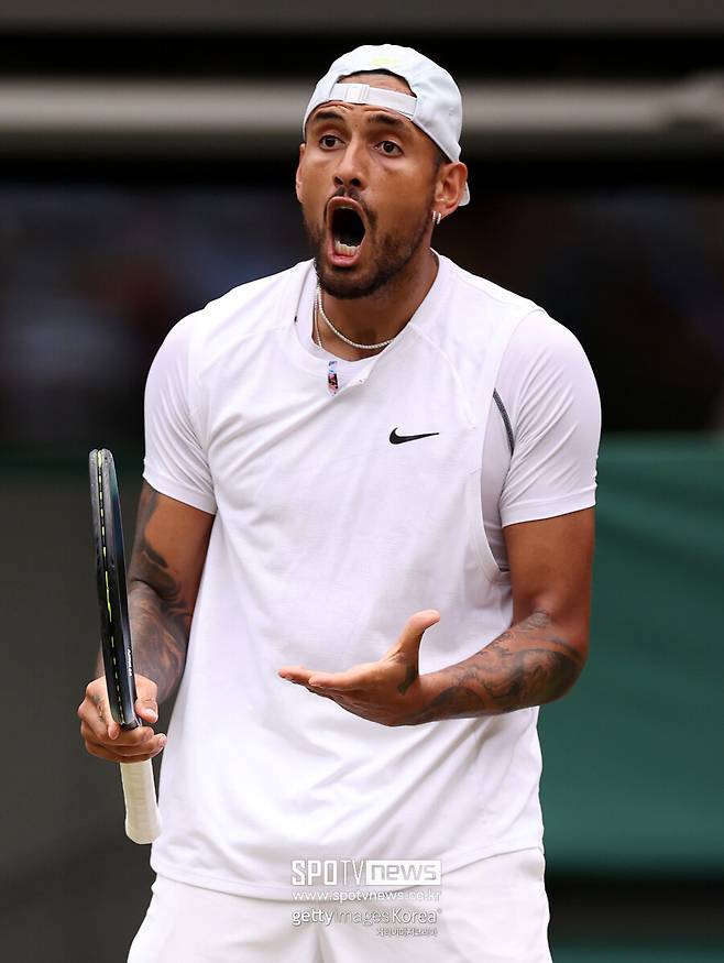▲ 닉 키리오스가 2022년 윔블던 남자 단식 8강전에서 경기가 뜻대로 풀리지 않자 소리지르고 있다.
