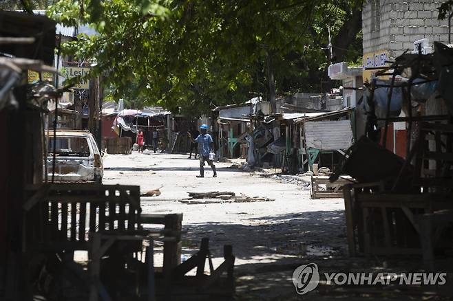 지난 5월 갱단 다툼에 바리케이드가 쳐진 아이티 포르토프랭스 거리  [AP 연합뉴스 자료사진. 재판매 및 DB 금지]