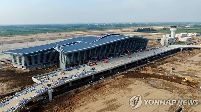 (신화=연합뉴스) 지난 1일 중국 산둥성 공항 건설 현장. 2022.7.7.