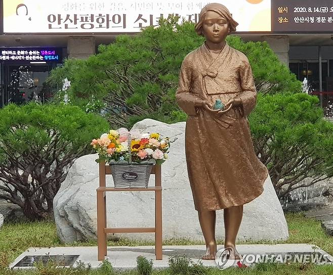 안산지역 두 번째 '평화의 소녀상'  (안산=연합뉴스) 일본군 위안부 피해자 기림의 날'을 맞아 14일 경기 안산시청 앞에서 윤화섭 안산시장과 시민·사회단체 관계자들이 참석한 가운데 관내 두 번째 평화의 소녀상 제막식이 열렸다.
    사진은 안산시청 앞 평화의 소녀상. 2020.8.14 kwang@yna.co.kr