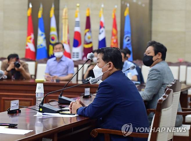 발언하는 김병주 민주당 서해 공무원 사망사건 TF 단장 (서울=연합뉴스) 7일 오전 서울 용산구 국방부에서 열린 더불어민주당 서해 공무원 사망사건 TF 4차 회의에서 김병주 TF 단장이 발언하고 있다. 2022.7.7 [국회사진기자단] uwg806@yna.co.kr