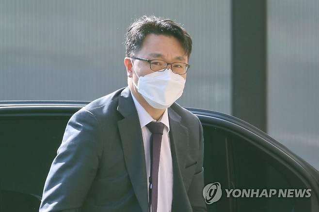 김진욱 공수처장 김진욱 고위공직자범죄수사처장이 지난달 14일 오전 정부과천청사 공수처로 출근하고 있다. [연합뉴스 자료사진]