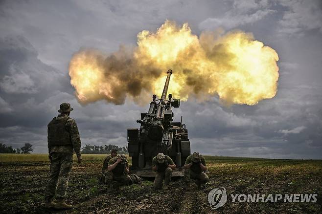 프랑스산 자주포를 발사하는 우크라이나 군인 [AFP 연합뉴스 자료사진. 재판매 및 DB 금지]