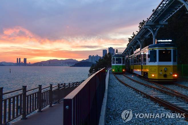 부산 해운대 해변 열차 야경 [부산관광공사 제공]