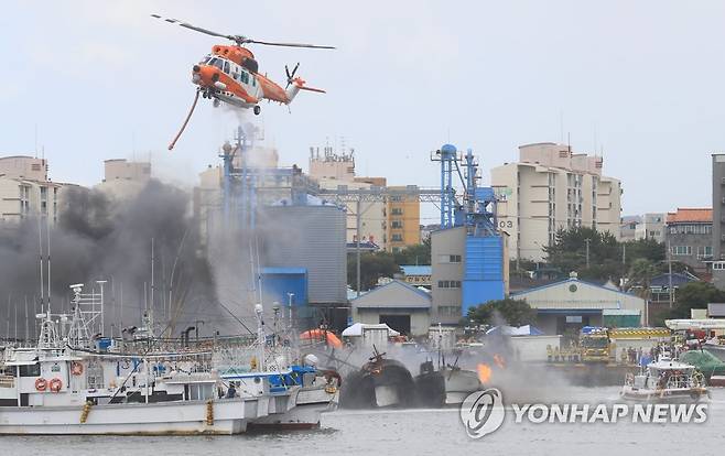 한림항 어선 화재 진화하는 소방헬기 (제주=연합뉴스) 박지호 기자 = 7일 오전 제주시 한림읍 한림항 내 정박한 어선에서 화재가 발생해 소방당국이 헬기 등을 동원해 불을 끄고 있다. 2022.7.7 jihopark@yna.co.kr