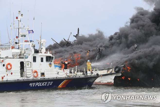 제주 한림항 어선 3척 화재…3명 중상, 실종자 2명 수색 중