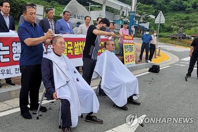 삭발하는 퇴직 경찰관들 (무안=연합뉴스) = 7일 오전 전남 무안군 전남경찰청 청사 앞에서 한기민 전남 재향경우회장(오른쪽)과 최철홍 목포경우회장이 행정안전부의 경찰국 신설 철회를 촉구하며 삭발식을 하고 있다. 전남 경찰직장협의회와 전남청 경우회는 기자회견을 열고 "경찰의 독립성과 중립성을 훼손하는 행안부 내 경찰국 신설을 철회해야 한다"고 주장했다. 2022.7.7 [전남 경찰직장협의회 제공. 재판매 및 DB 금지] areum@yna.co.kr