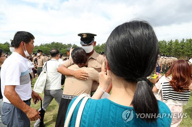 어머니 안은 해병대원 (포항=연합뉴스) 손대성 기자 = 7일 경북 포항에 있는 해병대 교육훈련단 행사연병장에서 열린 신병 1천282기 수료식에서 해병대원이 어머니를 안고 있다. 2022.7.7 sds123@yna.co.kr