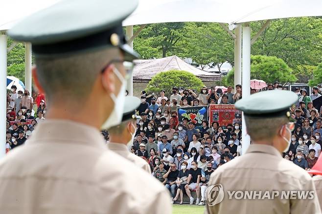 자녀 보러 온 부모 (포항=연합뉴스) 손대성 기자 = 7일 경북 포항에 있는 해병대 교육훈련단 행사연병장에서 열린 신병 1천282기 수료식에서 해병대원을 보러 온 가족들이 앉아 있다. 2022.7.7 sds123@yna.co.kr