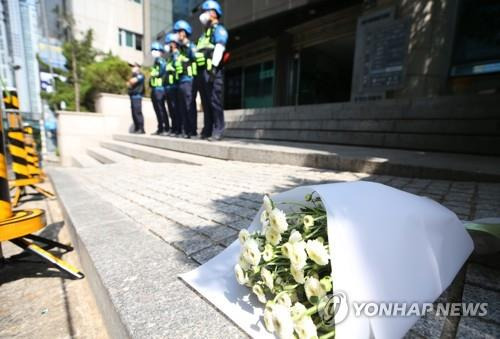 대구 변호사 사무실 화재 현장에 놓인 조화 [연합뉴스 자료 사진]