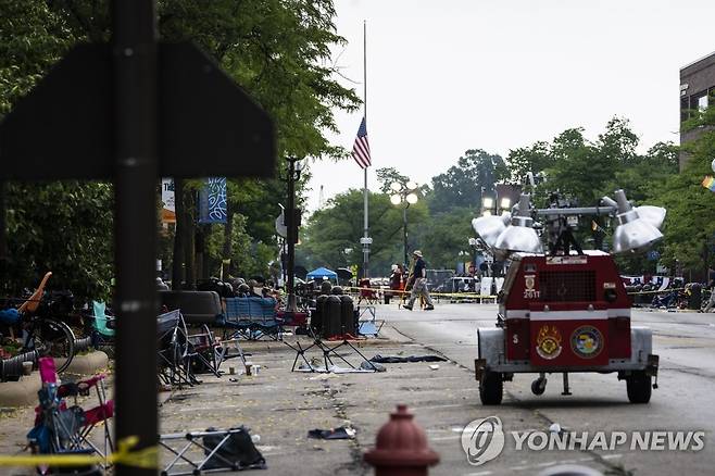 미 독립기념일 총기난사 현장서 증거 수집하는 FBI (하이랜드파크 AP=연합뉴스) 미국 독립기념일 퍼레이드 총기난사 발생한 하이랜드파크 시내에서 5일(현지시간) 연방수사국(FBI) 수사관들이 증거를 수집하고 있다. [시카고 선 타임스 제공] 2022.7.6 leekm@yna.co.kr