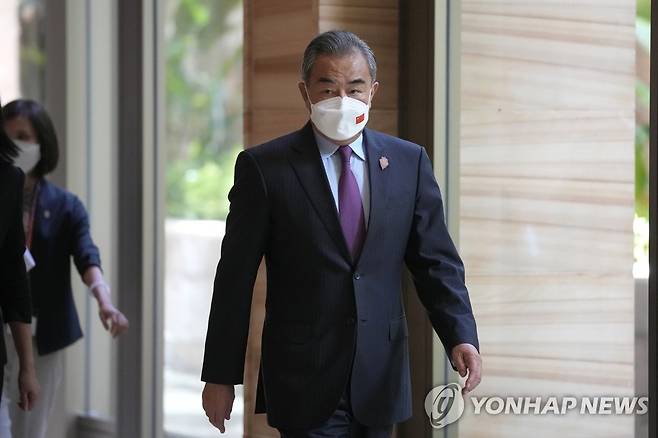 G20 외무장관 회의 참석한 왕이 中 외교부장 (발리 AP=연합뉴스) 왕이 중국 외교부장(68)이 7일 인도네시아 발리 누사두아에서 주요 20개국(G20) 외무장관 회의에 앞서 중국-인도네시아 외무장관 회담을 하기 위해 걸어가고 있다. G20 외무장관 회의는 7∼8일 개최된다. 2022.7.7 alo95@yna.co.kr