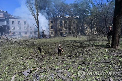 미사일 낙하지점을 조사하는 우크라이나군  (크라마토르스크 AFP=연합뉴스) 7일(현지시간) 크라마토르스크의 우크라이나군이 러시아 미사일이 떨어진 지점을 조사하고 있다. 2022. 7. 7 photo@yna.co.kr