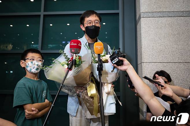 '수학계의 노벨상'으로 불리는 필즈상을 수상한 허준이 미국 프린스턴대학교 교수(한국 고등과학원 석학교수)가 8일 인천국제공항을 통해 귀국, 취재진과 인터뷰하고 있다. '필즈상'(Fields Medal)은 국제수학연맹(IMU)이 4년마다 개최하는 세계수학자대회(ICM)에서 만 40세 미만의 수학자에게 수여하는 수학계 최고의 상이다. 2022.7.8/뉴스1 © News1 유승관 기자