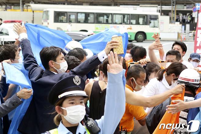 아베 신조(安倍晋三) 전 일본 총리가 8일 일본 서부 나라시에서 선거 유세 도중 총격을 맞고 쓰러져 현장이 아수라장이 됐다. © 로이터=뉴스1 © News1 이유진 기자