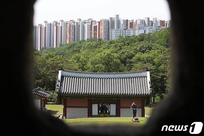 유네스코 문화유산인 김포 장릉에서 바라본 '왕릉뷰 아파트' 모습. 2022.5.31/뉴스1 © News1 민경석 기자