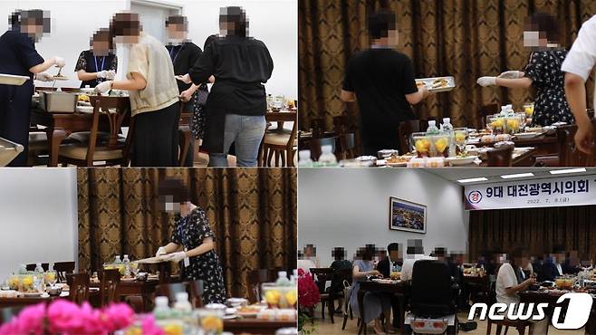 대전시의회 사무처 공무원들이 8일 대전시청 1층 구내식당 청솔홀에서 의원들과 가족들의 점심식사를 위해 음식을 나르고 있다.© 뉴스1