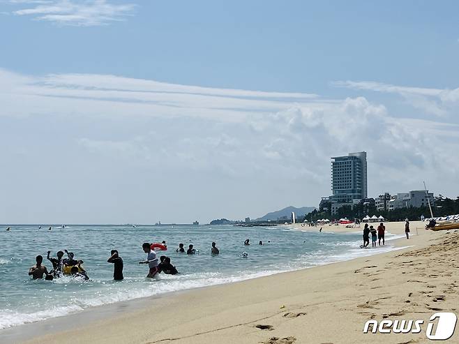 3년 만에 노마스크로 개장·운영되는 경포해수욕장에서 8일 피서객들이 물놀이를 즐기고 있다. 2022.7.8/뉴스1 윤왕근 기자