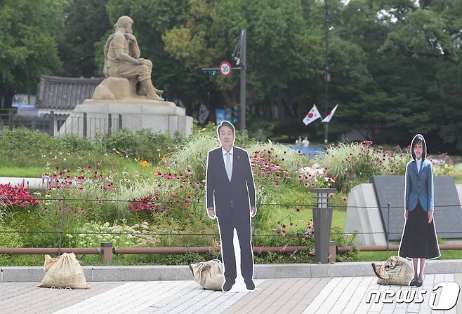 8일 오후 서울 종로구 청와대 분수대 앞 윤석열 대통령과 김건희 여사의 등신대가 있던 자리에 모래 주머니만 남아 있다. 신자유연대 관계자는 "한 열성팬이 등신대와 함께 사진을 찍다가 부러져서 할 수 없이 치웠다＂고 밝혔다. 2022.7.8/뉴스1 © News1 이성철 기자