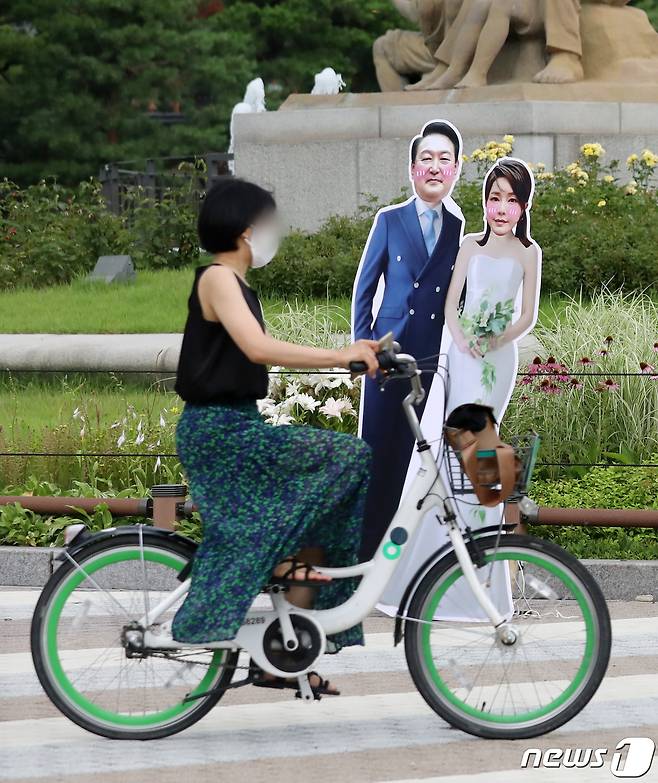 7일 오후 서울 종로구 청와대 분수대 앞에 윤석열 대통령과 김건희 여사의 등신대가 설치되어 있다. 2022.7.7/뉴스1 © News1 김진환 기자