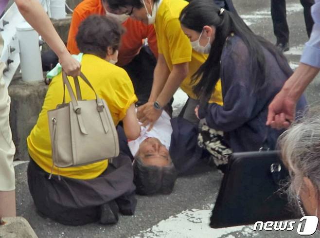 아베 신조(安倍晋三) 전 일본 총리가 8일 참의원 선거를 앞두고 일본 서부 나라시에서 선거 유세 도중 총격을 맞고 쓰러졌다. © 로이터=뉴스1 © News1 이유진 기자