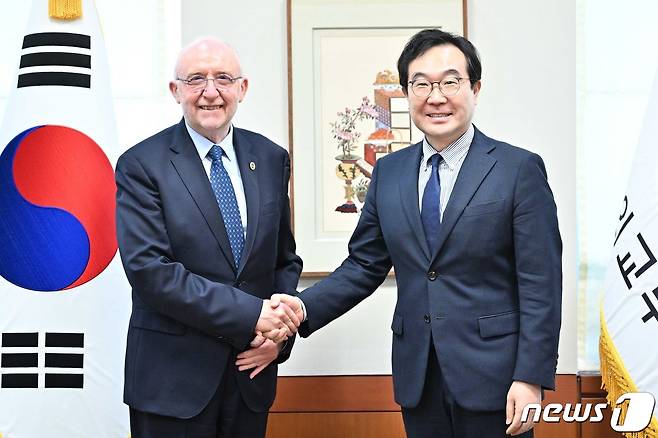 이도훈 외교부 2차관이 방한 중인 살바토레 샤키타노 국제민간항공기구(ICAO) 이사회 의장과 만나 협력 강화 방안을 논의했다고 8일 외교부가 밝혔다.(외교부 제공)© 뉴스1