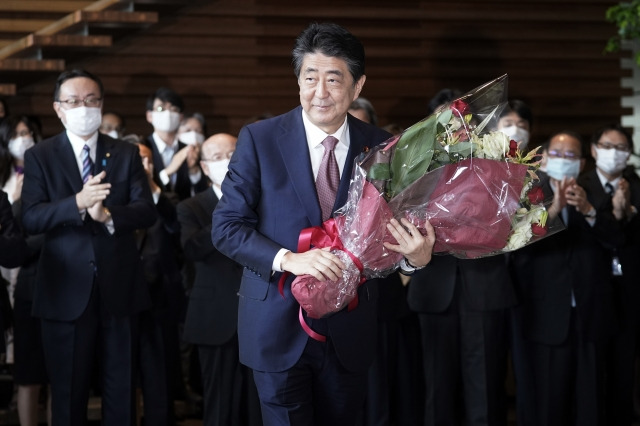 아베 전 총리는 퇴임 이후에도 '상왕' 노릇을 했다. 아베 전 총리는 자신의 측근인 스가 요시히데 전 총리와 기시다 후미오 현 총리를 후임으로 만드는 데 막강한 영향력을 행사했다./ 도쿄=AP/뉴시스