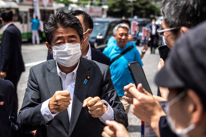내달 10일에 열리는 일본 참의원 선거를 앞두고 아베 신조 전 총리가 지난달 22일 도쿄에서 자유민주당 후보 아사히 켄타로의 선거 운동을 돕고 있다. /AFP 연합뉴스