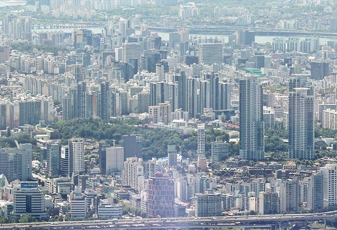 지난 1일 롯데월드타워 전망대 서울스카이에서 바라본 서울 강남 일대의 모습. /연합뉴스