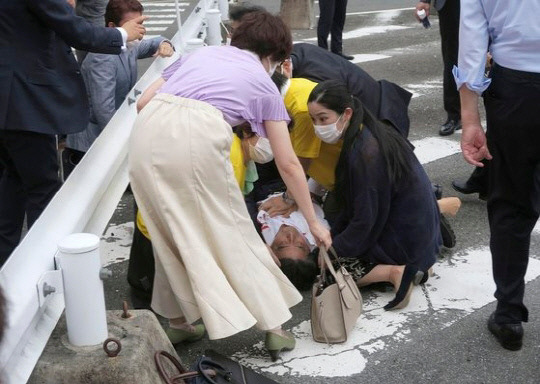 아베 신조 전 일본 총리가 8일 오전 11시 30분쯤 일본 나라시 야마토사이다이지역 인근에서 총을 맞고 쓰려져 있다. (사진=연합뉴스)