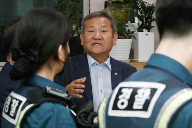 이상민 행정안전부 장관이 1일 오후 서울 마포경찰서 산하 홍익지구대에서 일선 경찰관들과 간담회를 하고 있다. ⓒ데일리안 홍금표 기자