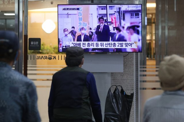 8일 오후 대구 북구 태평로 대구역 맞이방에서 시민들이 아베 신조 전 일본 총리 피격 관련 뉴스 속보를 시청하고 있다. 뉴스1