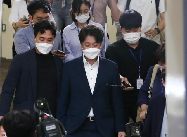 이준석 국민의힘 대표가 8일 새벽 윤리위원회에서 소명을 마친 후 국회를 나서고 있다. 오대근 기자