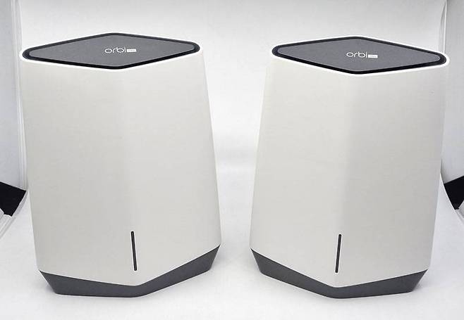 라우터(왼쪽)와 새틀라이트(오른쪽)로 구성된 넷기어 오르비 프로(SXK80)