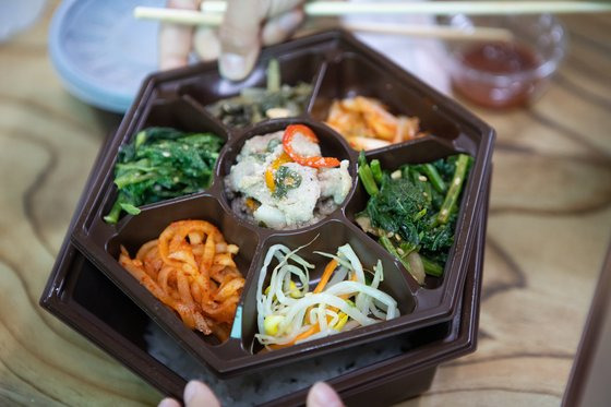 평창 시티투어에 참가하면 맛볼 수 있는 산나물 도시락. 곤드레, 취나물 등 향긋한 나물이 많다.