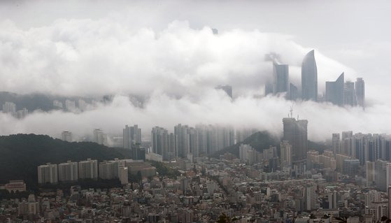 지난 7일 오전 부산 해안가에 해무가 낀 모습. 연합뉴스