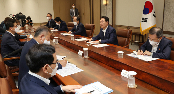 윤석열 대통령이 8일 서울 용산 대통령실 청사에서 열린 제1차 비상경제민생회의에서 발언을 하고 있다. 연합뉴스