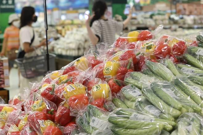 Interior of a large discount chain in Seoul on Monday (Yonhap)