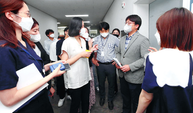 서울시 관계자가 7일 서울시청 브리핑룸 앞에서 둔촌주공 재건축사업 공사 중단 관련 브리핑을 마친 뒤 기자들의 질문에 답하고 있다. 뉴시스