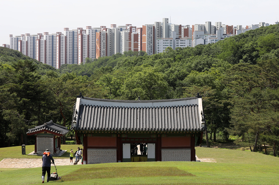 (김포=뉴스1) 민경석 기자 = 유네스코 세계문화유산인 김포 장릉 인근에 문화재청의 허가 없이 건설돼 논란이 일었던 이른바 '왕릉뷰 아파트'의 입주가 승인돼 31일부터 입주가 가능해진다.  인천 서구청 등에 따르면 30일 인천 검단 신도시에 735세대 규모 아파트를 지은 건설사 대광이엔씨(시공 대광건영)에 사용검사 확인증을 발부했다. 사용검사는 입주 전 진행하는 마지막 점검 절차로, 관할구청이 사용을 승인하면 아파트에 입주할 수 있다.  사진은 31일 경기 김포 장릉에서 바라본 '왕릉뷰 아파트' 모습. 2022.5.31/뉴스1