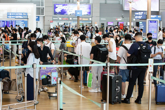 8일 인천국제공항 제1여객터미널 출국장이 여행객들로 붐비고 있다. /사진=뉴스1