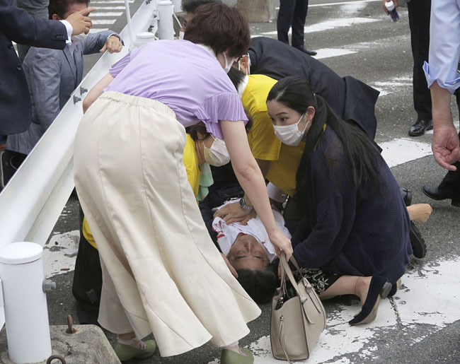 아베 신조 전 일본 총리가 8일 오전 일본 나라현 유세 현장에서 총격을 받아 쓰러진 후 심폐소생술을 받고 있다. AP뉴시스