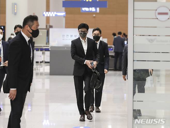 [인천공항=뉴시스] 김근수 기자 = 한동훈 법무부 장관이 7일 오후 인천국제공항 제2여객터미널에서 미국 출장을 마치고 귀국장으로 나오고 있다. 2022.07.07 ks@newsis.com